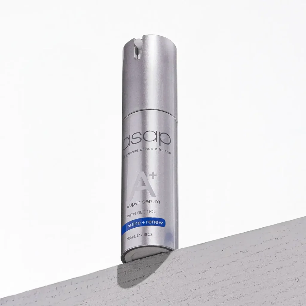 Een zilveren flesje ASAP Super A+ Serum met retinol staat op een witte ondergrond.