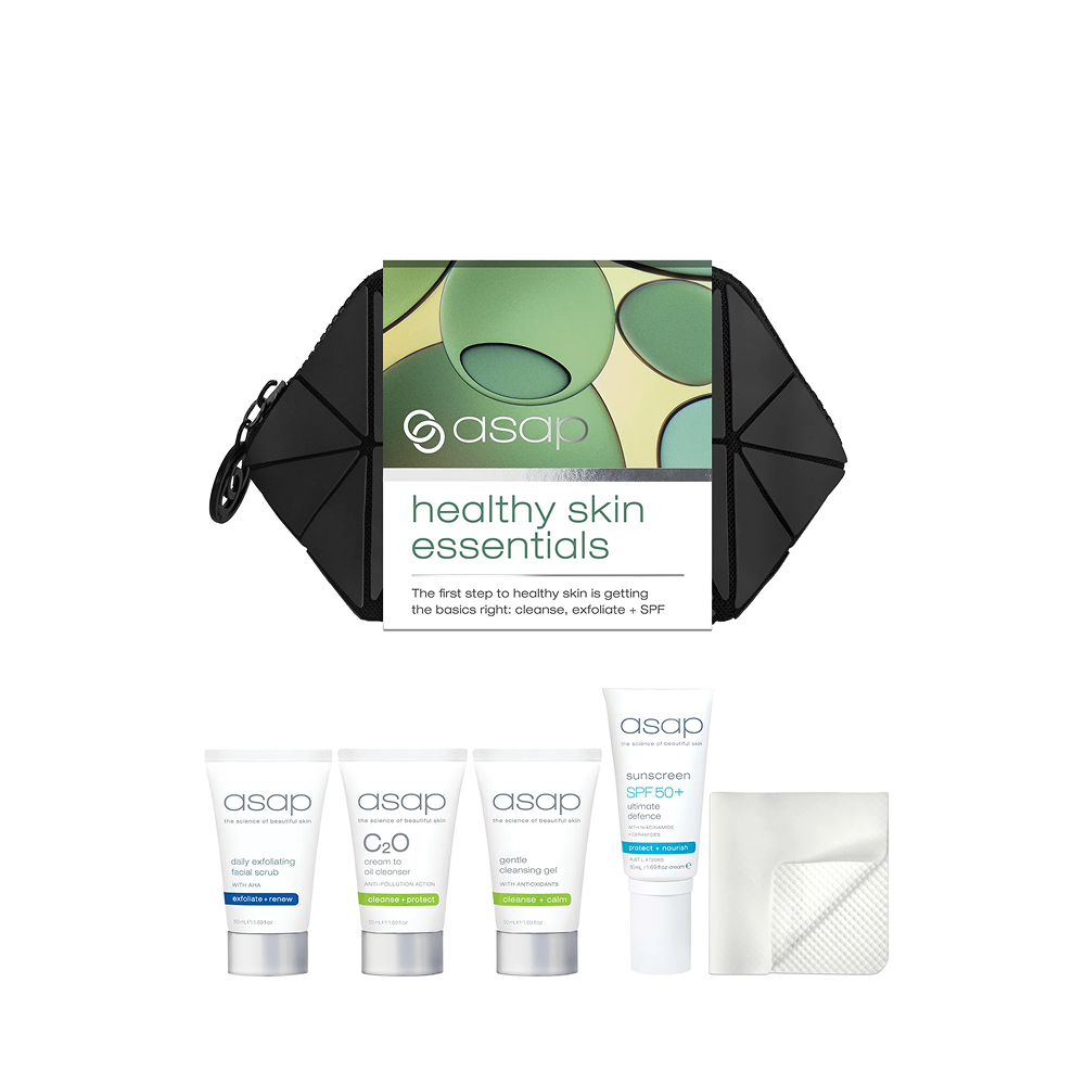 Set van Asap Healthy Skin Essentials met exfoliërende scrub, reinigers, zonnebrandcrème en doekje in een zwarte toilettas.