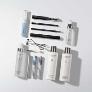 Flatlay van diverse RevitaLash cosmetica- en verzorgingsproducten op een witte ondergrond.