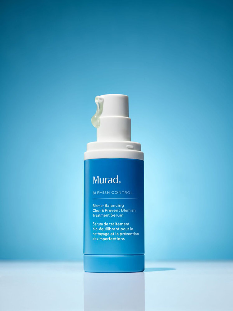 Blauwe fles Murad Biome-Balancing Clear & Prevent Blemish Treatment Serum op een lichte achtergrond.