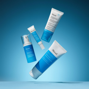 Vier zwevende Murad Blemish Control huidverzorgingsproducten op een blauwe achtergrond.