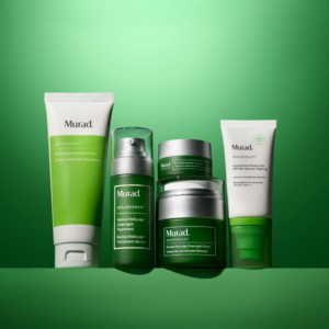 Een verzameling van vijf Murad Resurgence huidverzorgingsproducten op een groene achtergrond.