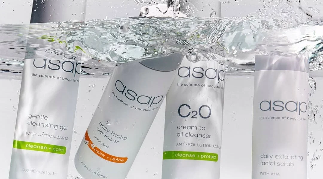Vier Asap reinigingsproducten van 300ml zweven in helder water met spetters.