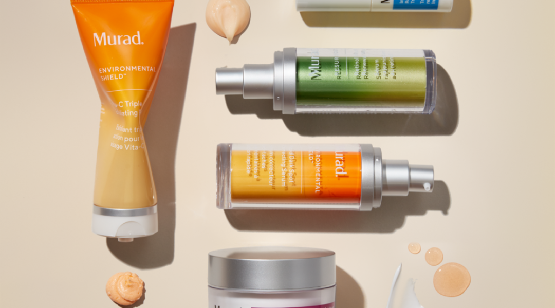 Vijf Murad huidverzorgingsproducten met diverse texturen liggend op een beige achtergrond.