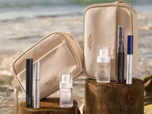 RevitaLash travelset met cosmetische producten op een strandachtergrond.