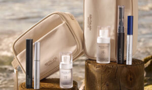 RevitaLash travelset met cosmetische producten op een strandachtergrond.